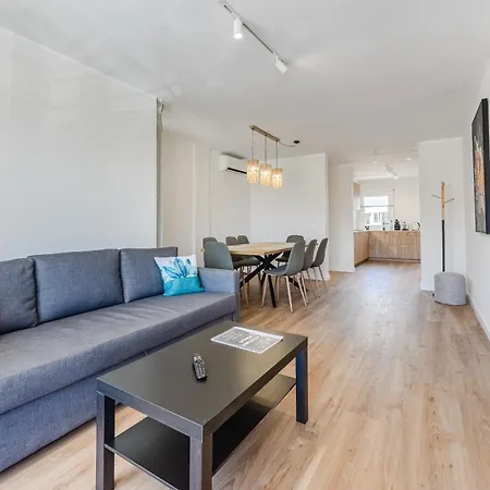 3-bedroom In Playa De Americas With Ac, Pool, Parking Apartament *